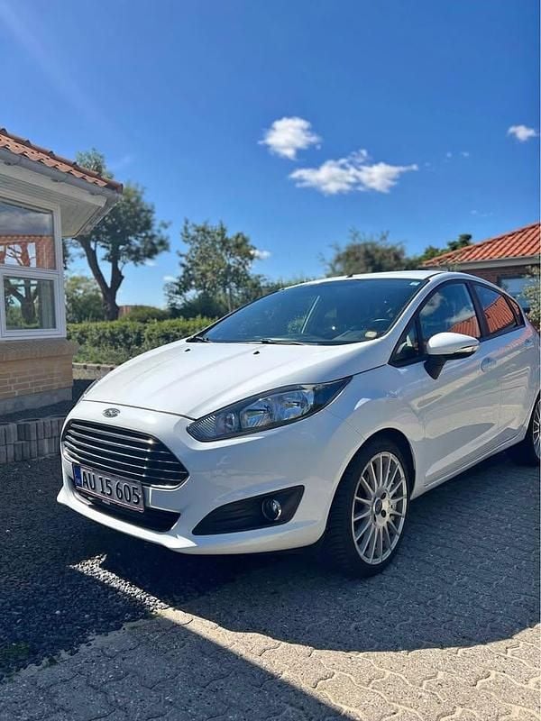 Hvid Brugt 2013 Ford Fiesta Hatchback | 55.000 kr. (Fair pris) - Billede 1/4