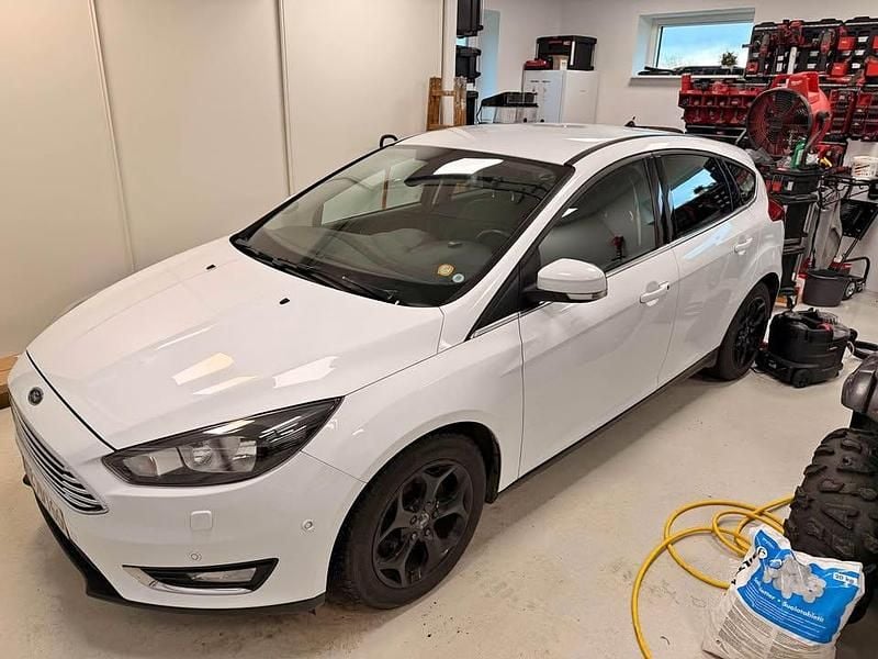 Hvid Brugt 2016 Ford Focus Titanium Hatchback | 62.900 kr. (God pris) - Billede 1/4