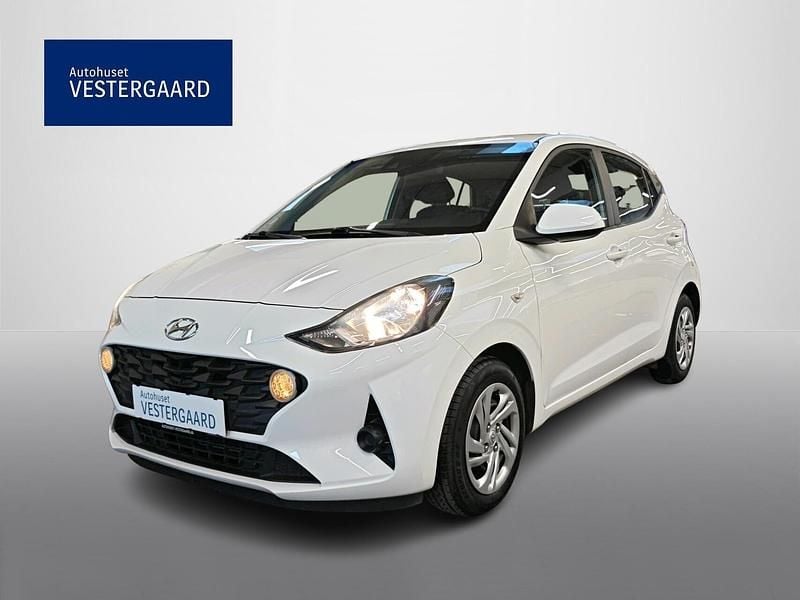 Hvid Brugt 2022 Hyundai i10 Essential Hatchback | 74.700 kr. (God pris) - Billede 1/4