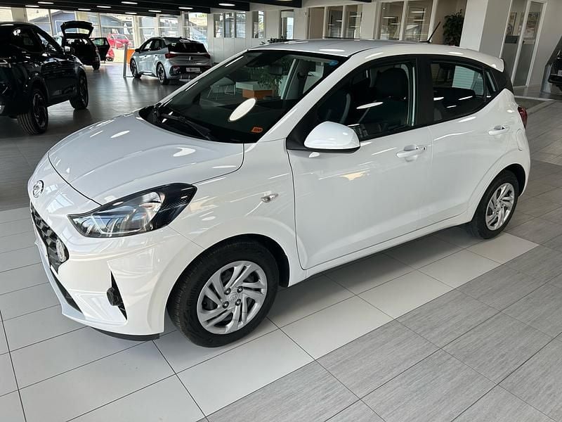 Hvid Brugt 2021 Hyundai i10 Essential Hatchback | 94.900 kr. (Fair pris) - Billede 1/4