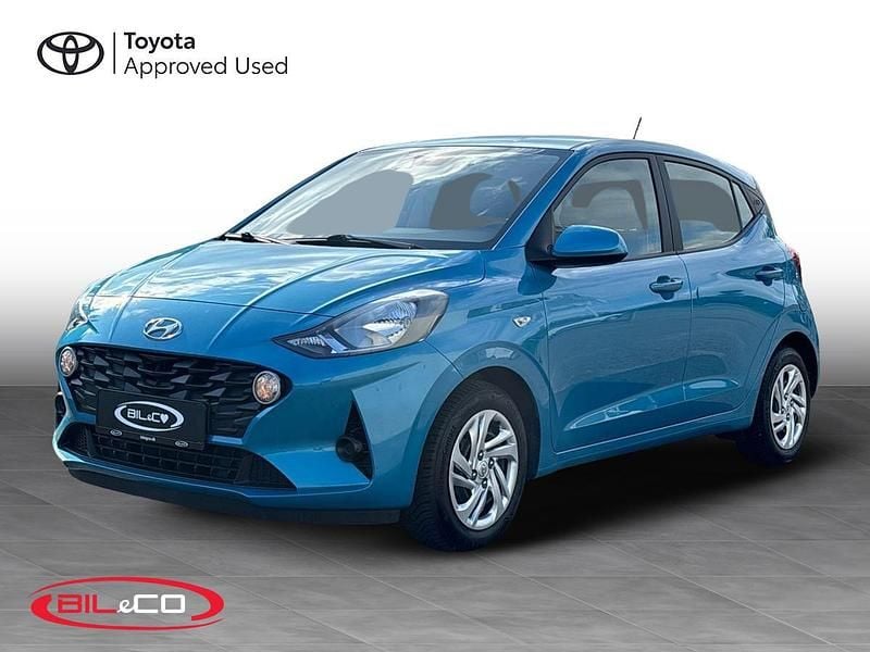 Blå metal Brugt 2022 Hyundai i10 Essential Hatchback | 108.400 kr. (Fair pris) - Billede 1/4