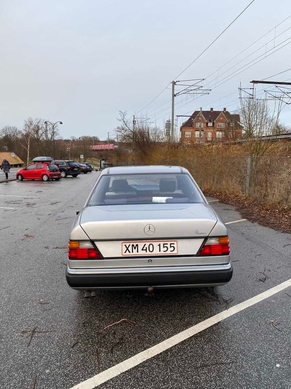 Brugt Mercedes E300 180 HK (132 kW) 1987 Guld Sedan