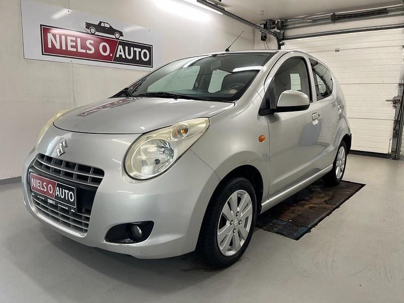 Sølvmetal Brugt 2013 Suzuki Alto GLX Hatchback | 39.800 kr. (Fair pris) - Billede 1/4
