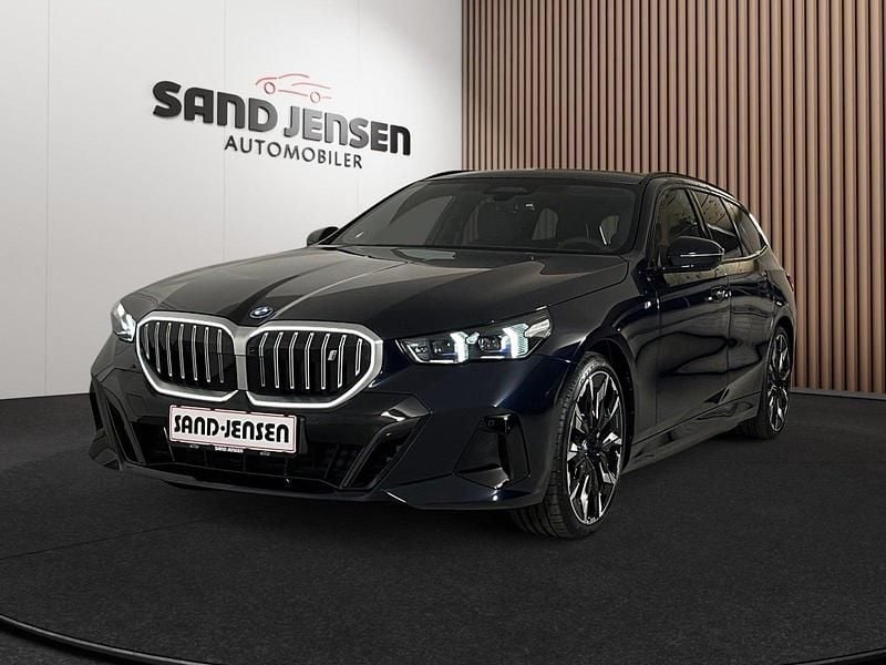 Carbonsortmetal Ny 2024 BMW i5 M Sport Sedan | 649.900 kr. - Billede 1/4