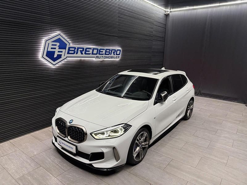 Hvid Brugt 2020 BMW M135 Hatchback | 499.500 kr. - Billede 1/4