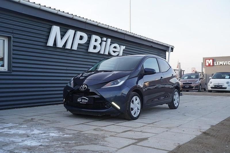 Blåmetal Brugt 2015 Toyota Aygo X-play Hatchback | 74.900 kr. (Fair pris) - Billede 1/4