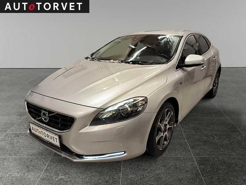 Sølvmetal Brugt 2016 Volvo V40 Ocean Race Stationcar | 107.700 kr. (Fair pris) - Billede 1/4