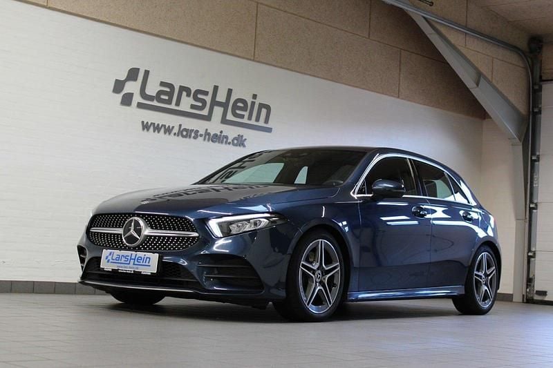Blåmetal Brugt 2021 Mercedes A220 AMG line Hatchback | 289.800 kr. - Billede 1/4
