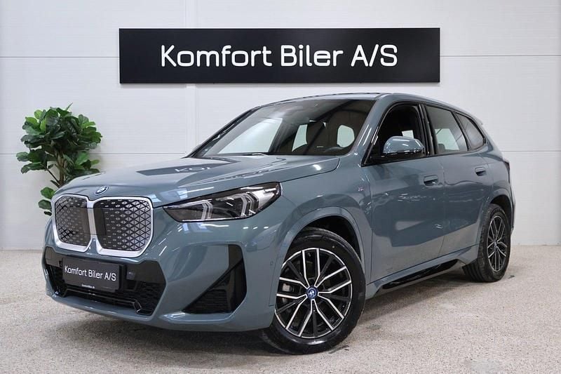 Blåmetal Brugt 2024 BMW iX1 M Sport SUV | 318.900 kr. (God pris) - Billede 1/4