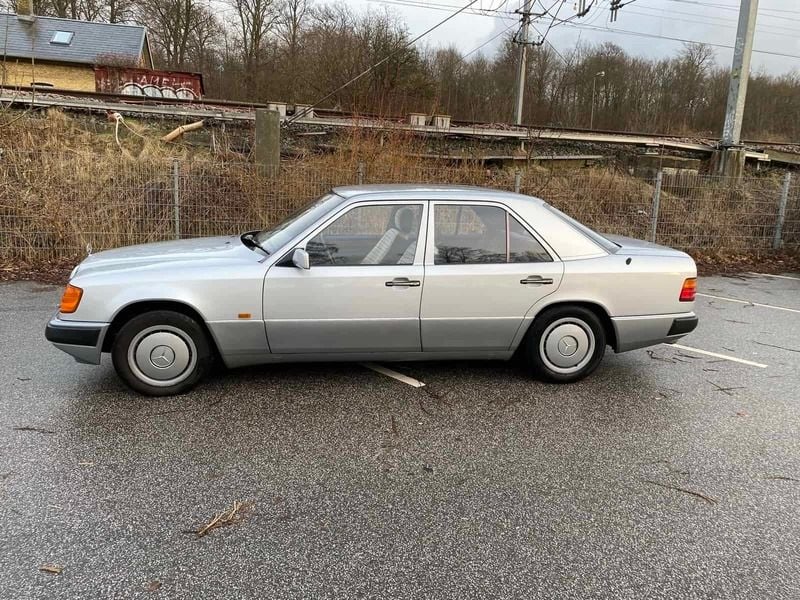 Brugt Mercedes E300 180 HK (132 kW) 1987 Guld Sedan