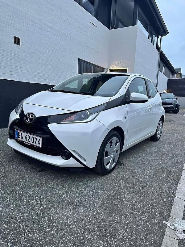 Brugt Toyota Aygo X-play 69 HK (50 kW) 2017 Hvid Hatchback