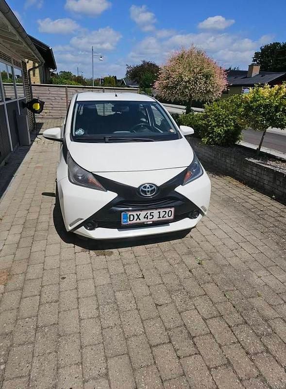 Hvid Brugt 2017 Toyota Aygo Hatchback | 57.000 kr. (God pris) - Billede 1/4