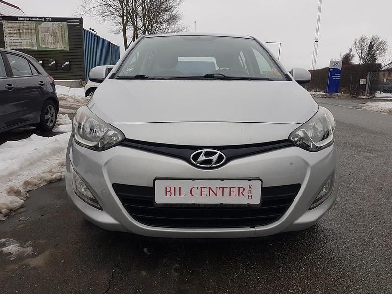 Brugt Hyundai i20 Comfort 100 HK (73 kW) 2014 Sølvmetal Hatchback