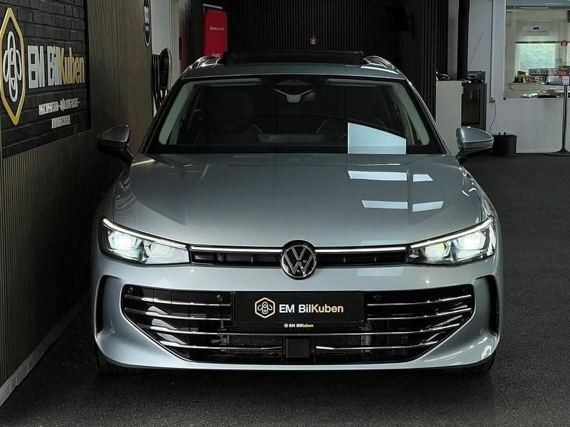Sølvmetal Brugt 2024 VW Passat Elegance Stationcar | 464.900 kr. - Billede 1/4