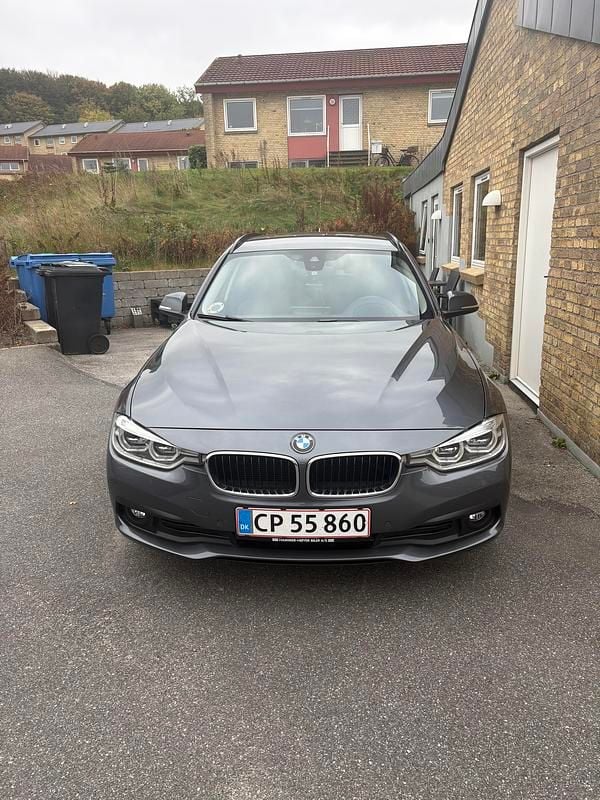 Grå metallic Brugt 2016 BMW 320 Sport Line Stationcar | 143.300 kr. (Fair pris) - Billede 1/7
