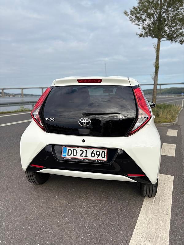 Hvid Brugt 2021 Toyota Aygo x-press Hatchback | 93.200 kr. (God pris) - Billede 1/9