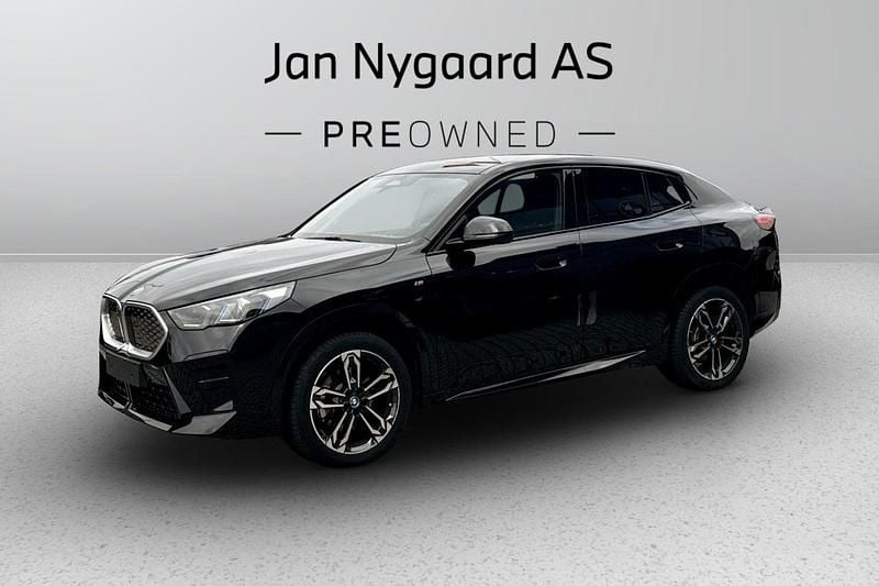 Sortmetal Brugt 2024 BMW iX2 M Sport SUV | 359.000 kr. (God pris) - Billede 1/4