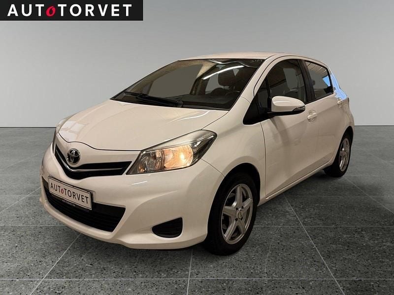 Hvid Brugt 2013 Toyota Yaris T2 Hatchback | 54.700 kr. (Fair pris) - Billede 1/4