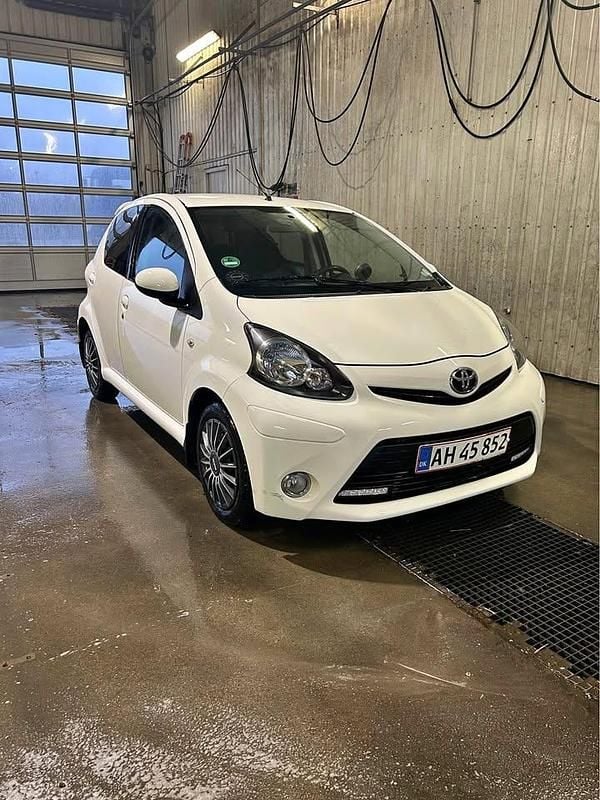 Brugt Toyota Aygo 68 HK (50 kW) 2013 Hvid Hatchback