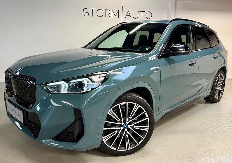 Grønmetal Brugt 2023 BMW iX1 M Sport SUV | 349.800 kr. (God pris) - Billede 1/4
