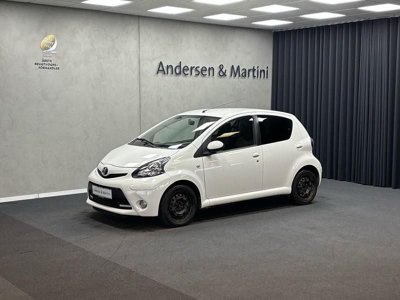 Hvid Brugt 2013 Toyota Aygo Connect Style Hatchback | 39.700 kr. (Fair pris) - Billede 1/4