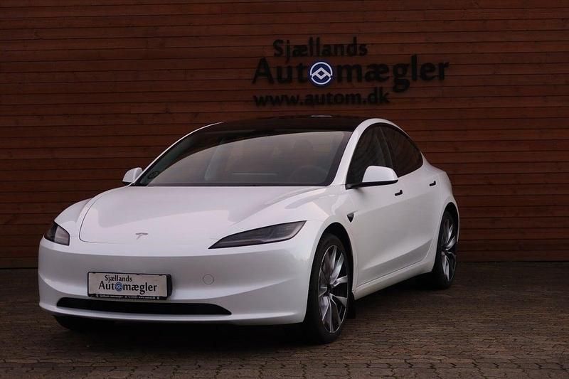 Hvid Brugt 2023 Tesla Model 3 RWD Sedan | 250.000 kr. (Fair pris) - Billede 1/4