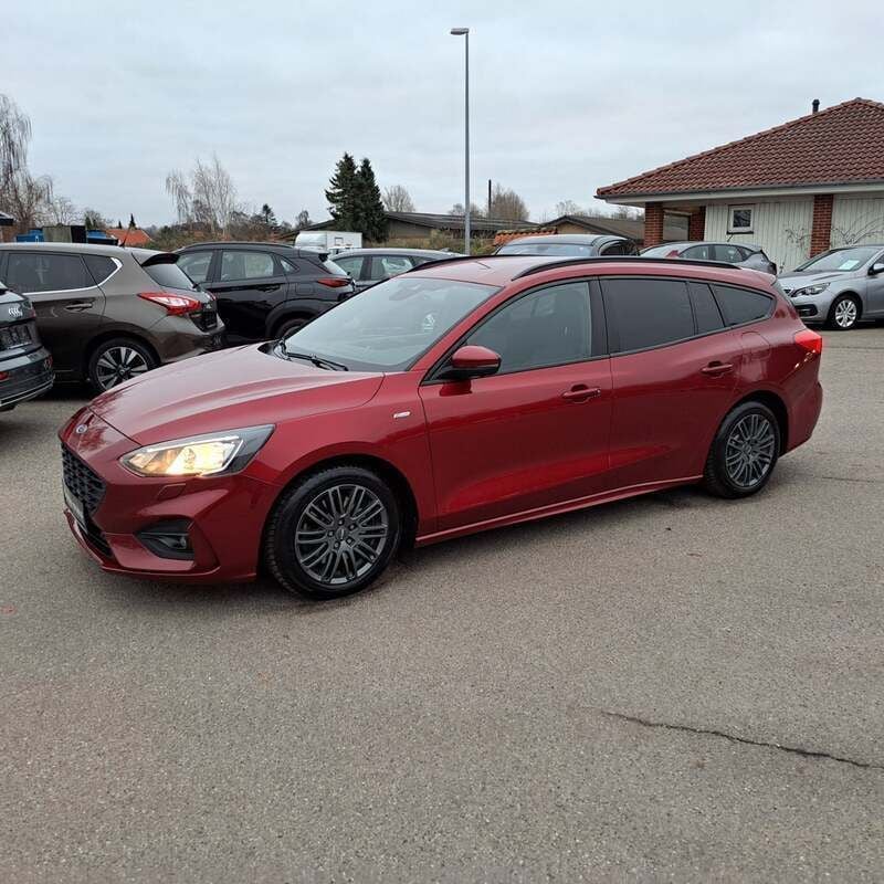 Bordeauxmetal Brugt 2018 Ford Focus ST-Line Stationcar | 126.900 kr. (Dyr) - Billede 1/4