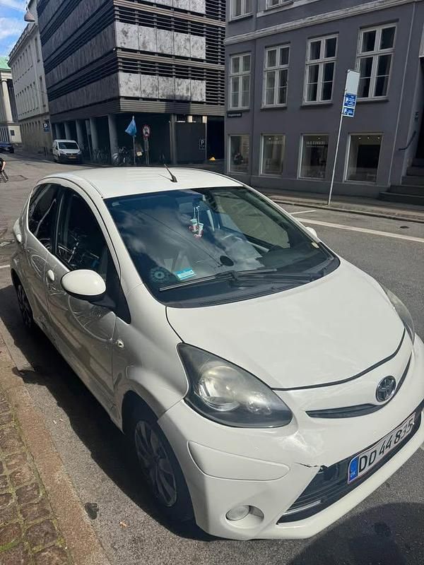 Brugt Toyota Aygo 68 HK (50 kW) 2013 Hvid Hatchback
