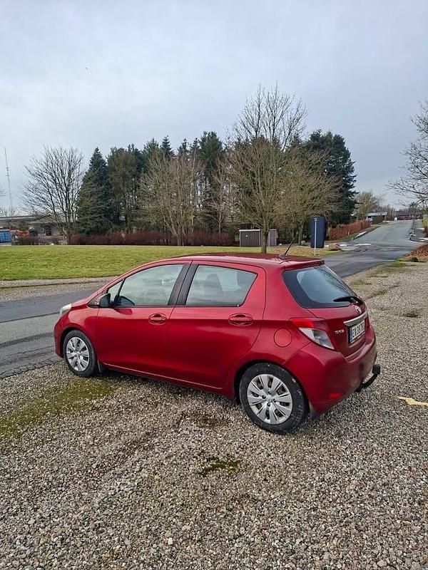 Brugt Toyota Yaris 90 HK (66 kW) 2011 Rød Hatchback