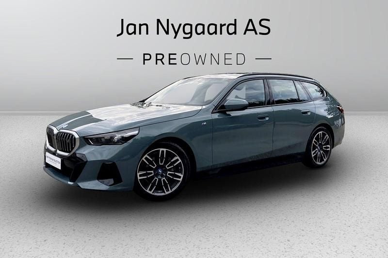 Grønmetal Brugt 2024 BMW i5 M Sport Sedan | 599.000 kr. (Fair pris) - Billede 1/3