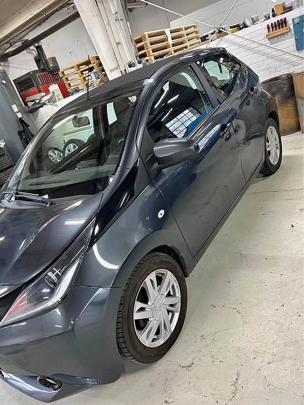 Grå Brugt 2015 Toyota Aygo Hatchback | 41.500 kr. (God pris) - Billede 1/4