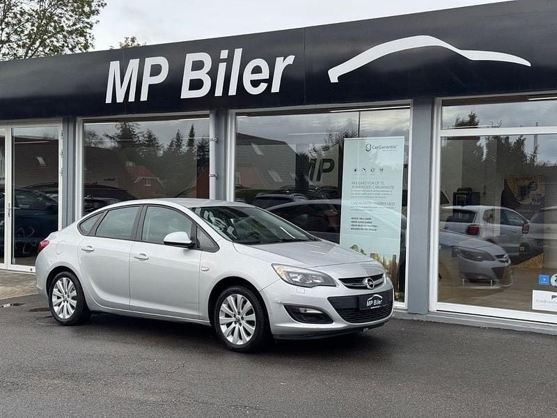 Sølvmetal Brugt 2013 Opel Astra Enjoy Sedan | 99.900 kr. - Billede 1/4