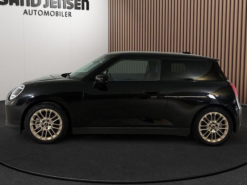 Brugt Mini Cooper Favoured 135 kW (184 HK) 2024 Sort Hatchback