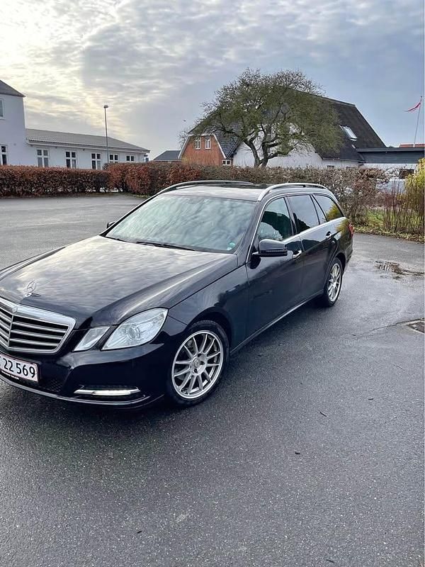 Sort Brugt 2013 Mercedes E200 Stationcar | 67.000 kr. (God pris) - Billede 1/4
