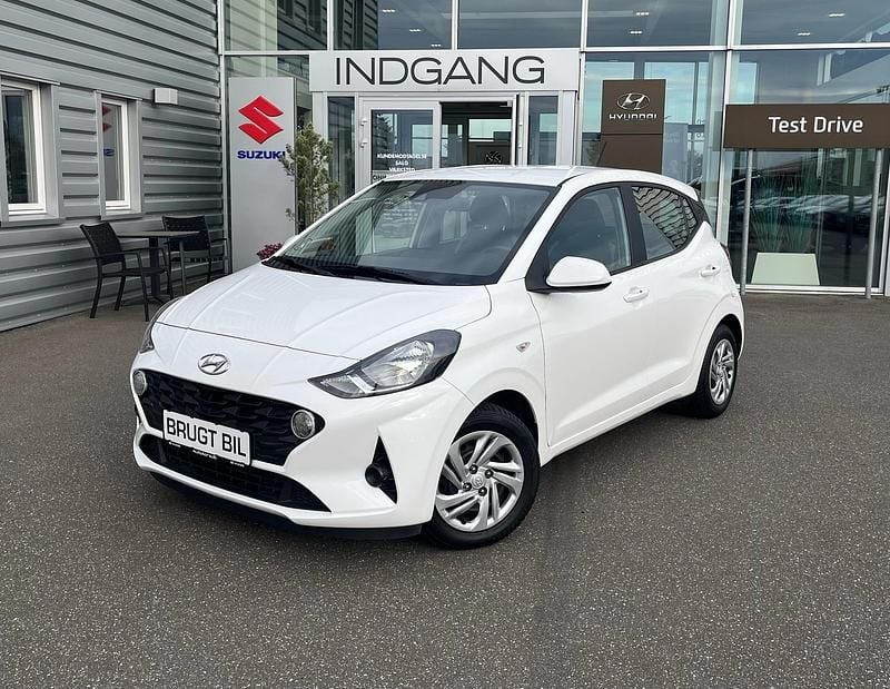 Atlas white Brugt 2023 Hyundai i10 Essential Hatchback | 129.900 kr. (Fair pris) - Billede 1/4