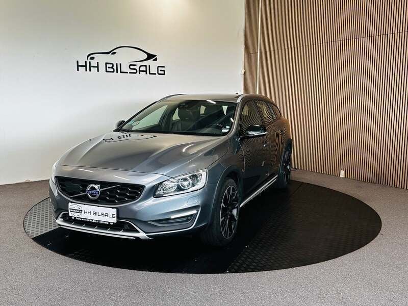 Grå Brugt 2017 Volvo V60 CC Momentum Stationcar | 199.700 kr. - Billede 1/4