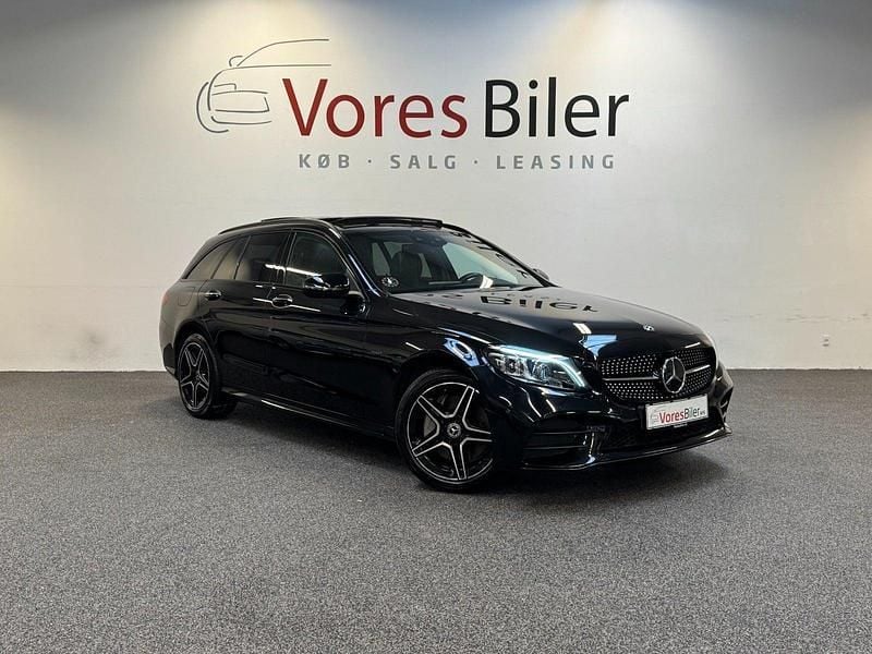 Sortmetal Brugt 2020 Mercedes C300e AMG line Stationcar | 349.900 kr. (Dyr) - Billede 1/4