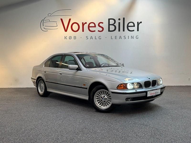 Sølvmetal Brugt 1999 BMW 540 Sedan | 169.900 kr. - Billede 1/4