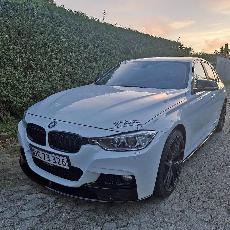 Hvid Brugt 2013 BMW 320 Comfort Edition Sedan | 97.999 kr. (Super pris) - Billede 1/4