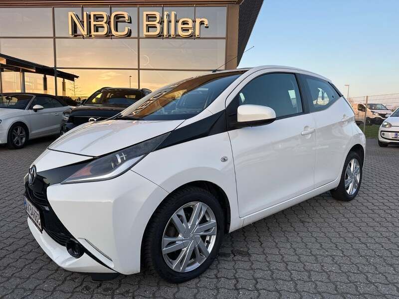 Hvid Brugt 2015 Toyota Aygo Hatchback | 44.780 kr. (God pris) - Billede 1/4