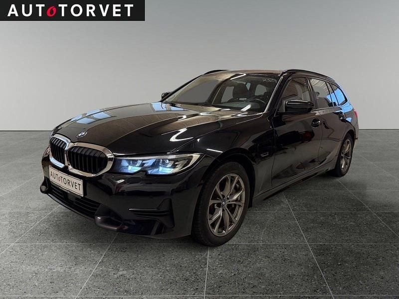 Sortmetal Brugt 2021 BMW 330e Sport Line Stationcar | 219.700 kr. (Super pris) - Billede 1/4