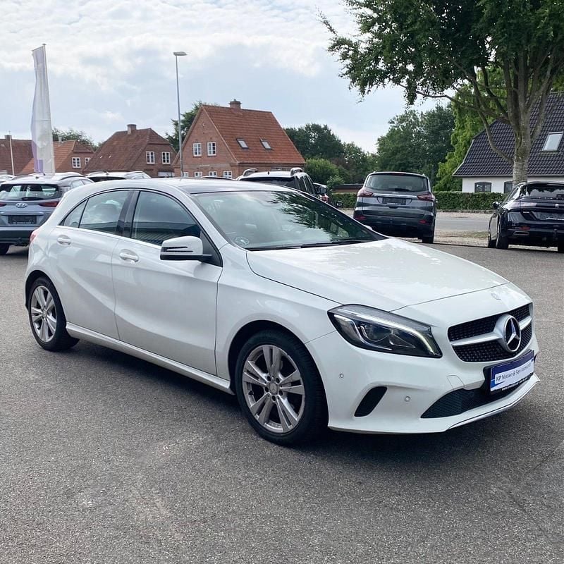 Hvid Brugt 2016 Mercedes A180 Urban Hatchback | 139.900 kr. (Lidt for dyr) - Billede 1/1