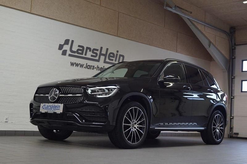 Sortmetal Brugt 2022 Mercedes GLC300e AMG line SUV | 569.800 kr. (Fair pris) - Billede 1/4