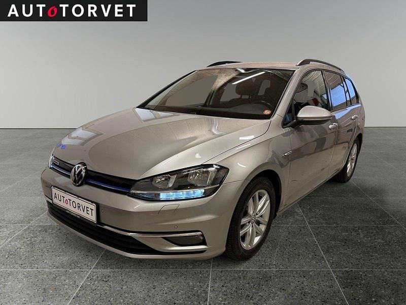 Champagnemetal Brugt 2018 VW Golf VII Comfortline Stationcar | 99.700 kr. (God pris) - Billede 1/4