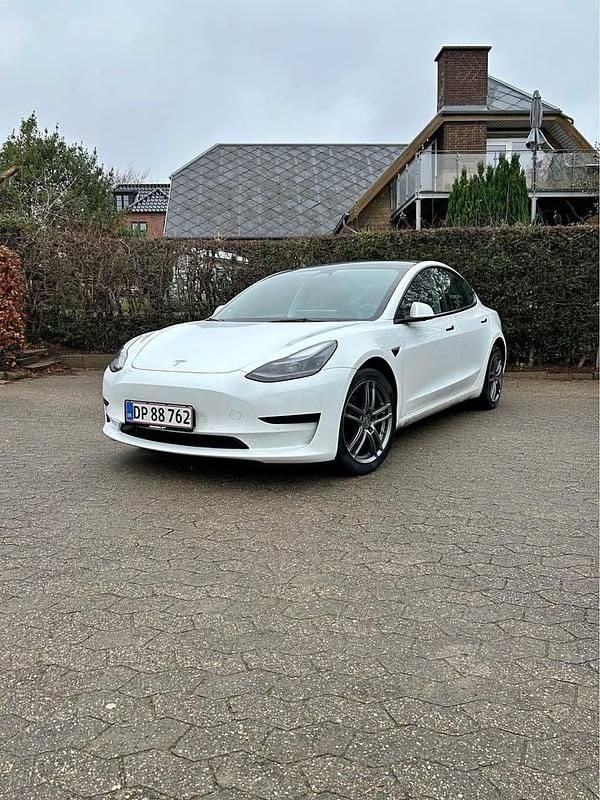 Hvid Brugt 2022 Tesla Model 3 Standard Range Sedan | 185.000 kr. (God pris) - Billede 1/4