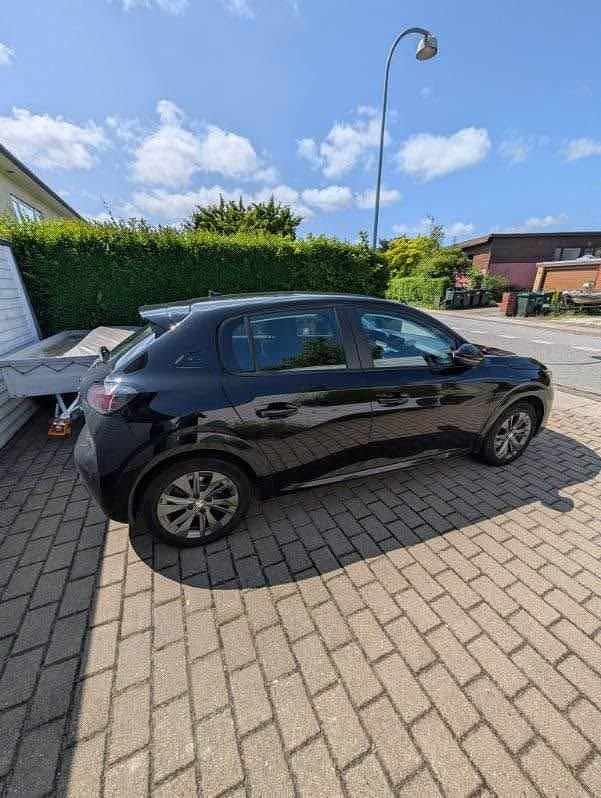 Brugt Peugeot e-208 Active 100 kW (136 HK) 2022 Sort Hatchback