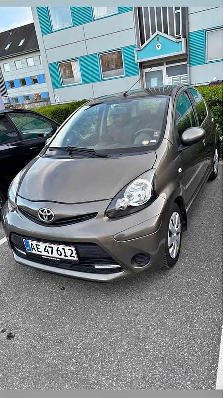 Brun Brugt 2013 Toyota Aygo Hatchback | 35.900 kr. (Fair pris) - Billede 1/2