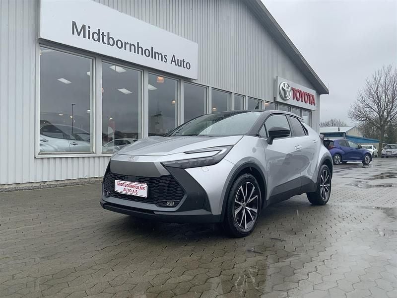 Sølv metal/20 Brugt 2024 Toyota C-HR+ Style SUV | 399.900 kr. - Billede 1/4