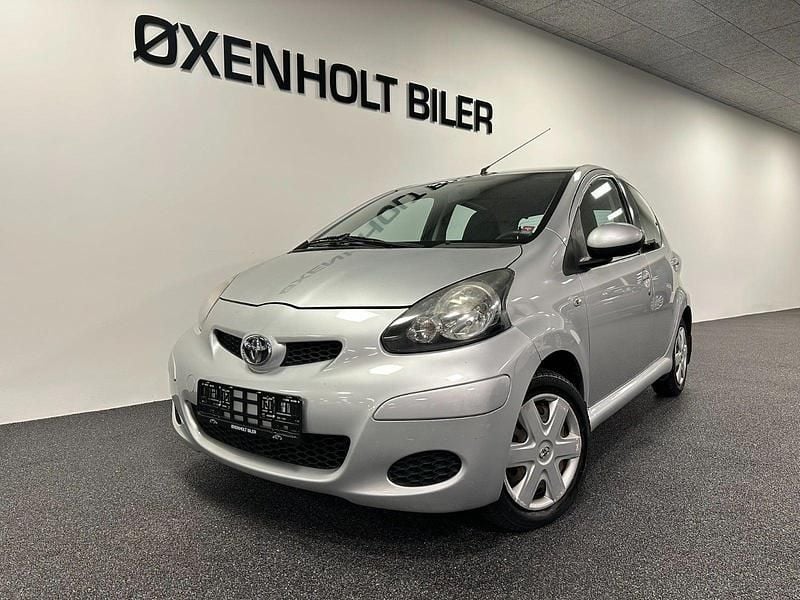 Sølvmetal Brugt 2011 Toyota Aygo Hatchback | 24.900 kr. (Fair pris) - Billede 1/4