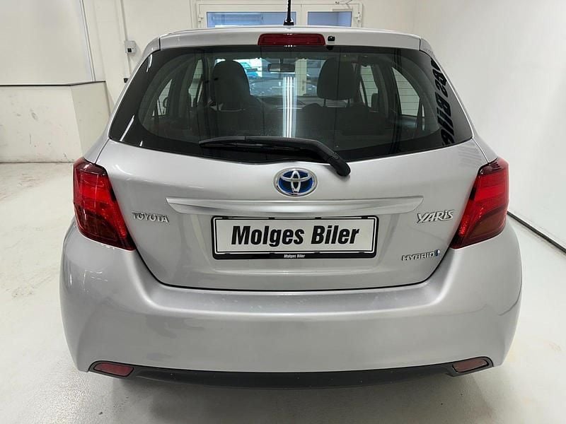 Brugt Toyota Yaris Hybrid H1 100 HK (73 kW) 2016 Sølvmetal Hatchback